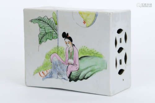 Chinees neksteuntje (voor bij het opium roken) in porselein met een polychroom decor [...]