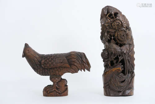 Lot van twee Chinese sculpturen in bamboe met de voorstelling van een haan en vogel [...]