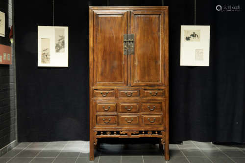 CHINA - QING-DYNASTIE (1644 - 1912) zeker negentiende eeuws meubel met onderaan 9 [...]