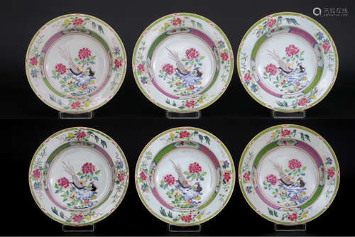 Reeks van zes achttiende eeuwse Chinese borden in Famille Rose-decor porselein met [...]