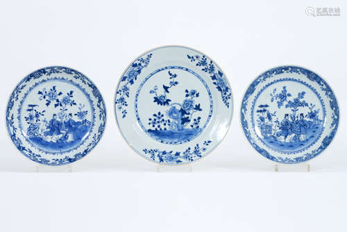 Lot van drie achttiende-eeuws Chinese schalen in porselein met blauwwit figurendecor [...]