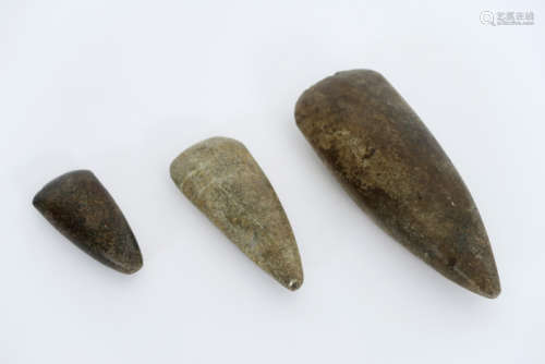 Lot van drie prehistorische bodemvondsten (werktuigen) in steen - - three [...]