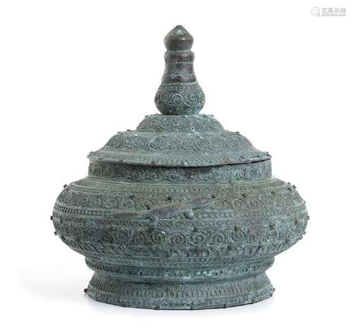 AN ARCHAIC BRONZE JAR AND COVER South-East Asia  27,5