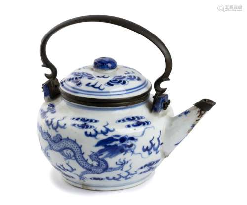 A BLUE-AND-WHITE PORCELAIN 'DRAGONS' TEAPOT AND LID