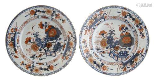 A PAIR OF 'IMARI' PORCELAIN DISHES China, Qing dynasty,