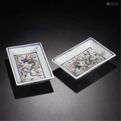 PAIR OF CHINESE PORCELAIN WUCAI DRAGON DISHES