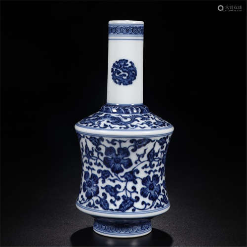 CHINESE PORCELAIN BLUE AND WHITE FLOWER VASE