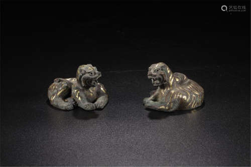 PAIR OF CHINESE GOLD INLAID BRONZE BEAST PAPER WEIGHT