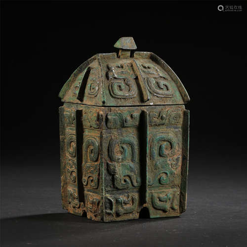 CHINESE ANCIENT BRONZE LIDDED SQUARE DING WARRIN GPERIOD