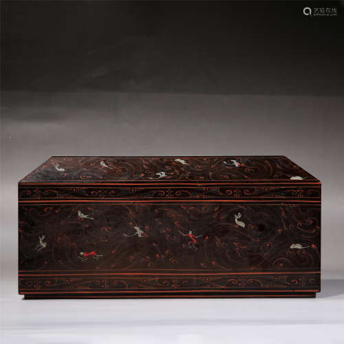 CHINESE LACQUER RED PAINTED CUBOID LIDDED CASE