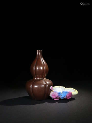 CHINESE PORCELAIN BROWN GLAZE GOURD AND FAMILLE ROSE LINGCHI