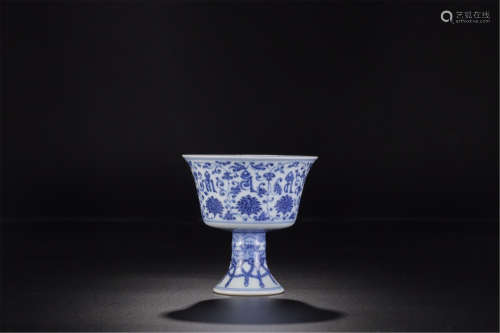 CHINESE PORCELAIN BLUE AND WHITE FLOWER STEM CUP