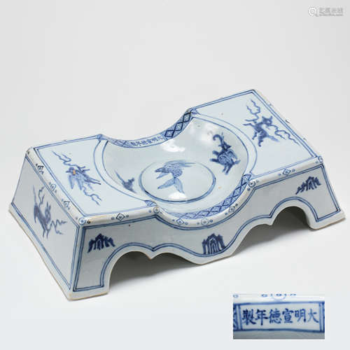 CHINESE PORCELAIN BLUE AND WHITE BEAST INK CAKE STAND