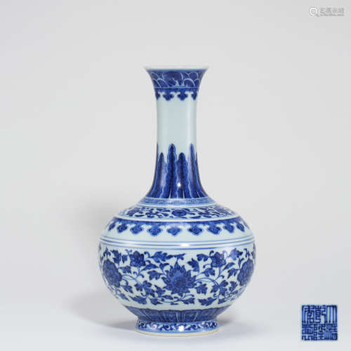 CHINESE PORCELAIN BLUE AND WHITE FLOWER ESTOW VASE