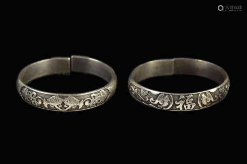 [Chinese] Two Pieces of Old Silver Bangles with Dual Fish Pattern and Foo Pattern