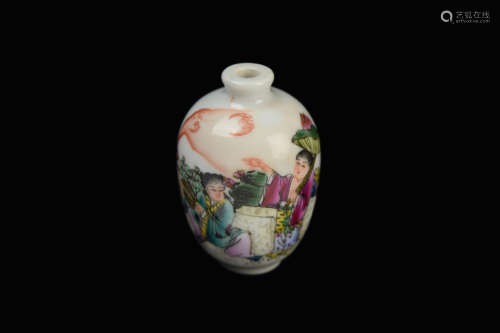 [Chinese] A Republic Era Famille Rose Snuff Bottle with Portrait of He Xiangu