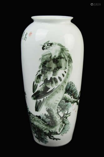 [Chinese] A Jingdezhen Vase with Eagle Painting