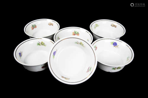 A Set of German JL Menau White Porcelain Fruit and Salad Bowls (6 pcs)