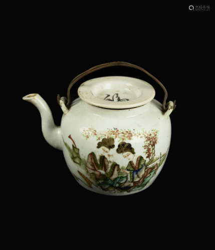 A Chinese Famille Rose Porcelain Teapot with Portrait of Ladies, marked 