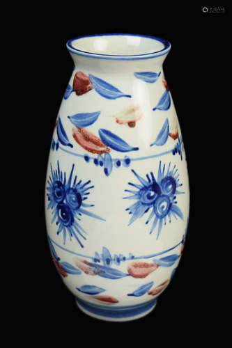 [Chinese] A Jingdezhen Falling Leaf Pattern Vase