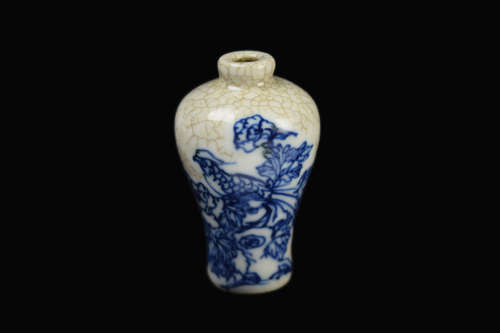 [Chinese] A Republic Era Blue and White Porcelain Snuff Bottle with Glaze Cracks