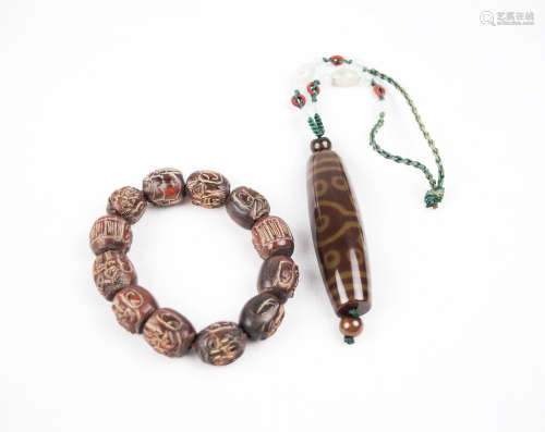 [Chinese] A Set of an Old Hardwood Carved Buddha's Head Bead Bracelet and an Agate Dzi Bead Hand Ornament