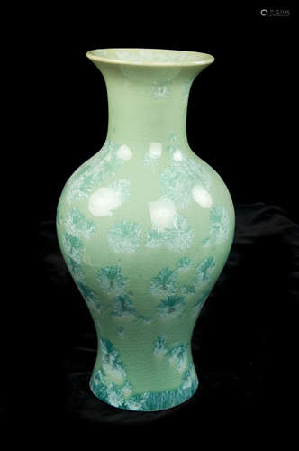 Jingdezhen Turquoise-grounded Porcelain Vase with Pine Needle Shaped Glaze