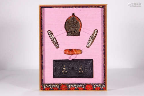 A SET OF TIBETAN WENWAN, INCLUDING TWO DZI, AGATE PENDANT, AND BUDDHIST TABLET
