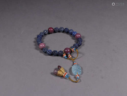 A LAPIS LAZULI BRACELET OF 18 BEADS