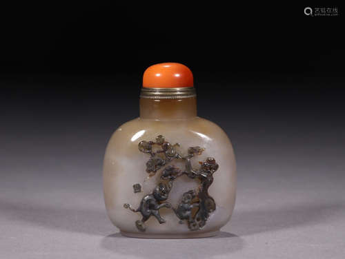 AN AGATE SNUFF BOTTLE OF MONKEY&TREE PATTERN