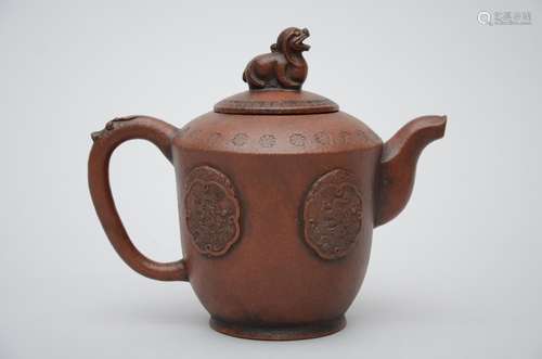 A Chinese yixing teapot 'foo dog'