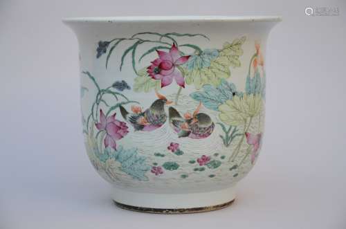 A planter in Chinese porcelan 'ducks and flowers'