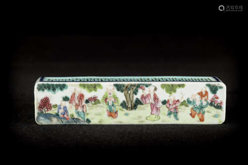 A cricket box in Chinese famille rose porcelain, Jiaqing period