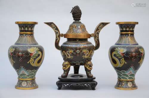 Three-piece set in Chinese cloisonné 'dragons', 19th century
