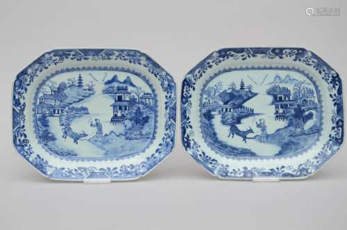 Two octagonal dishes in  chinese blue and white porcelain, 18th century