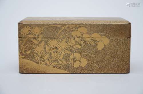 Japanese gilt lacquer box  'flowers'