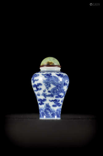 A snuffbottle in Chinese blue and white porcelain 'dragons', 18th/19th century