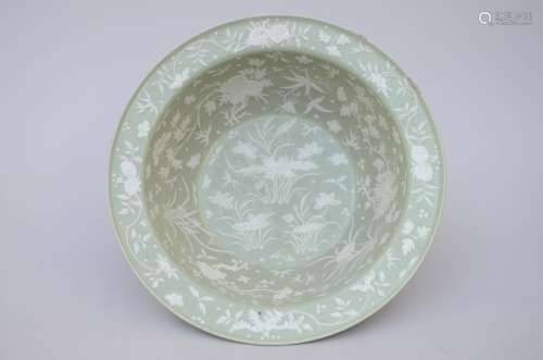 Large bowl in Chinese celadon porcelain, 19th century
