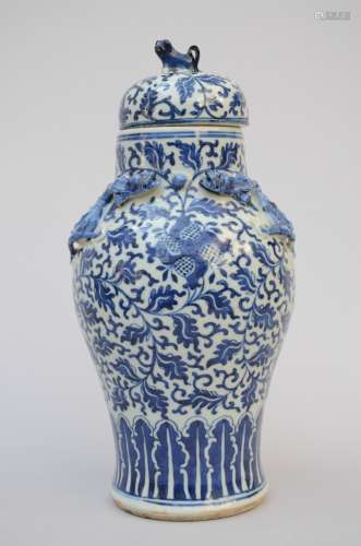 Lidded vase in Chinese blue and white porcelain 'lotus scroll', 19th century