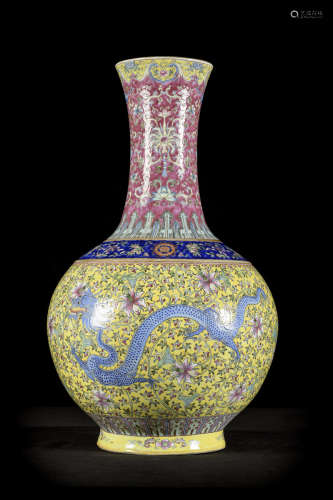Large vase in Chinese porcelain 'dragon and phoenix'