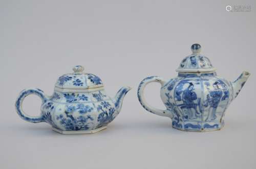 Lot: two teapots in Chinese blue and white porcelain, Kangxi period