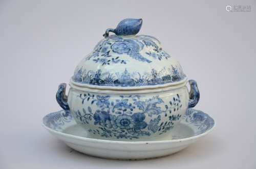 Tureen with plate in Chinese blue and white porcelain, 18th century