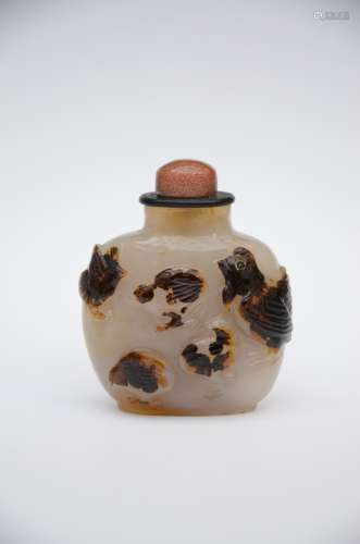 A snuff bottle in agate