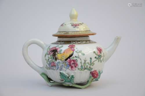 Chinese teapot in famille rose porcelain with relief decoration 'roosters', 18th century