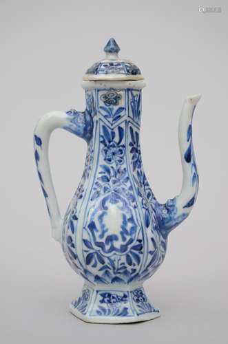 Hexagonal ewer in Chinese blue and white porcelain, Kangxi period