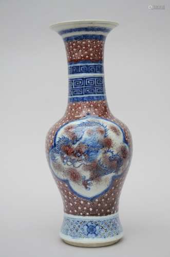 A vase in Chinese porcelain with underglaze blue and red decoration