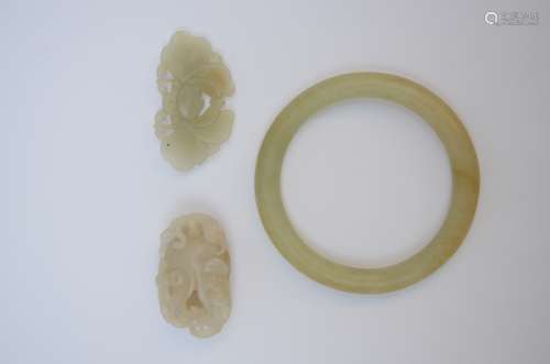 Lot: two sculptures in jade + a bracelet