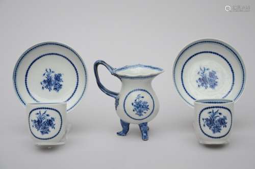 A milk jug and a pair of cups in Chinese blue and white export porcelain