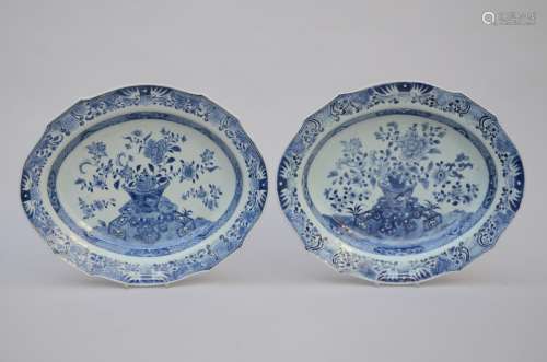 Pair of platters in Chinese blue and white porcelain, 18th century