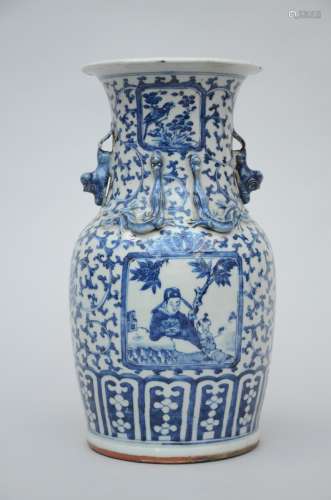 A chinese vase in blue and white porcelain 